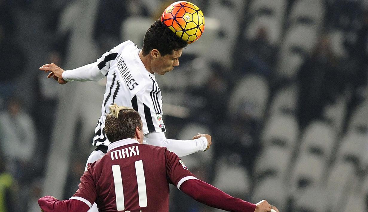 Pemain Juventus Hernanes berduel udara dengan pemain Torino Maxi Lopez dalam lanjutan Liga Italy  Serie A di Stadion Juventus,Turin, Sabtu (31/10/2015). (REUTERS/Giorgio Perottino)