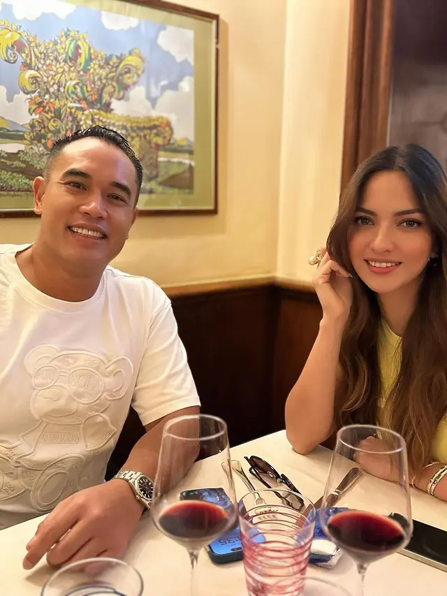 Gaya Nia Ramadhani Berpose Cantik di Jalanan Milan Italia, Britney Spears Disebut Kalah Cantik