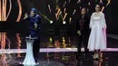 Artis Laudya Cynthia Bella  saat meraih penghargaan Pemeran Utama Wanita Terbaik di ajang Indonesia Box Office Movie (IBOMA) 2016, Jakarta, Kamis (17/3). IBOMA merupakan ajang penghargaan bagi insan perfilman Indonesia. (Liputan6.com/Helmi Afandi)