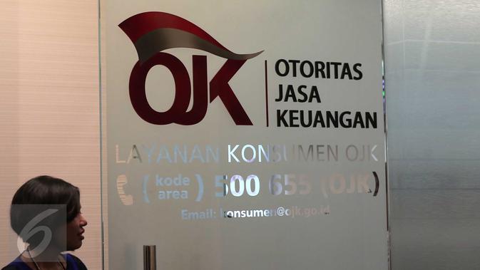 Petugas saat bertugas  di Kantor Otoritas Jasa Keuangan (OJK), Jakarta,(4/11/2015). Pengawas Pasar Modal OJK mengatakan pembahasan enam beleid sudah final karena tidak ada lagi perdebatan dari segi substansi. (Liputan6.com/Angga Yuniar)