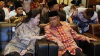 Puan Maharani berbincang dengan Ketum PBNU Said Aqil Siradj saat penandatanganan MOU antara Menko PMK dan PBNU di Gedung PBNU, Jakarta, Rabu (3/5). Kerjasama ini meliputi Pendidikan Revolusi Mental. (Liputan6.com/ Johan Tallo)