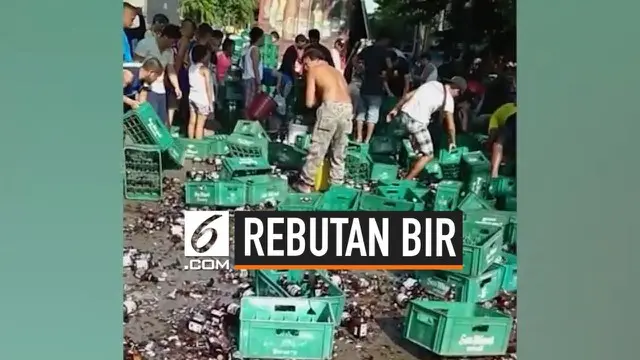 Pintu belakang truk bermuatan bir tiba-tiba terbuka dan menumpahkan semua isinya di sebuah jalan di Manila, Filipina. Warga yang melihat pun langsung berebut bir yang jatuh tersebut.