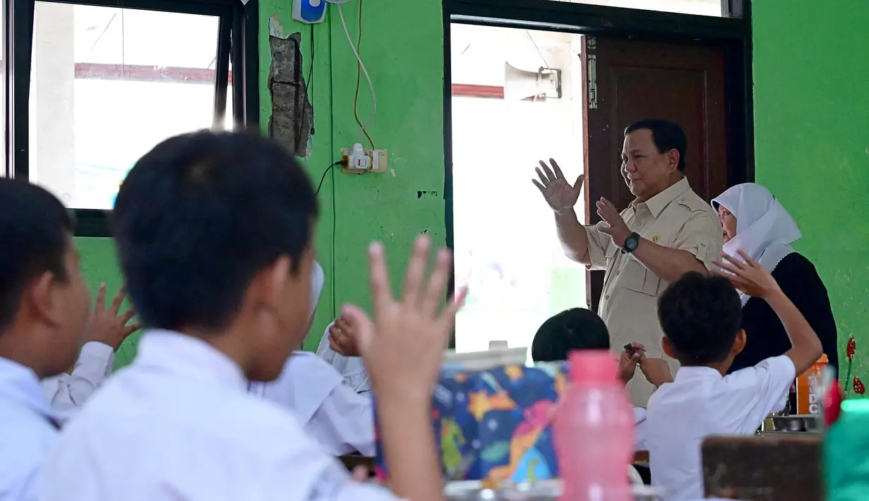 Kedatangan Presiden Prabowo Subianto untuk meninjau langsung pelaksanaan program Makan Bergizi Gratis (MBG). (Foto: Handout/Istana Kepresidenan Indonesia/AFP)