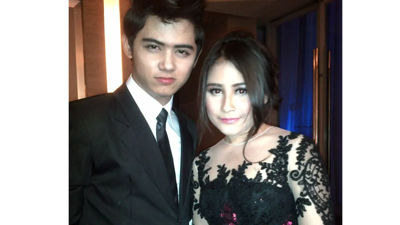 Kondangan, Aliando Syarief-Prilly Latuconsina Gandengan Tangan