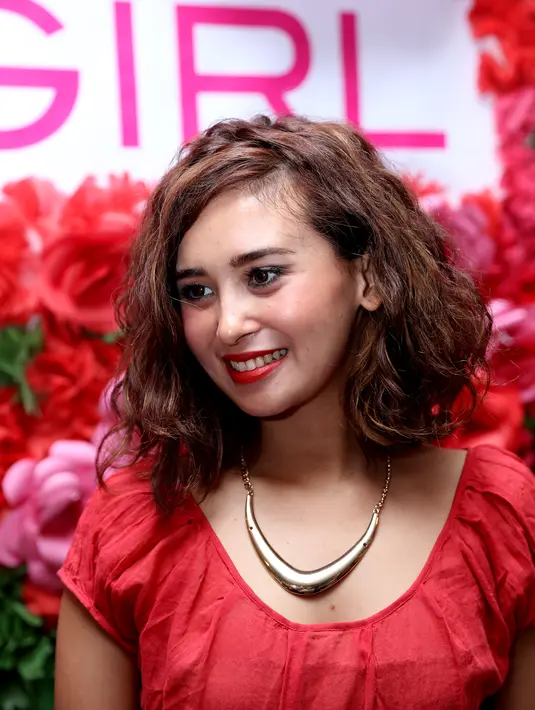 Ayushita menggunakan make up dan berbusana dari ujung kepala hingga ujung kaki bukan untuk orang lain, melainkan untuk diri sendiri agar tetap merasa senang. Kesenangan tersebut akan menular ke orang lain. (Andy Masela/Bintang.com)