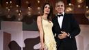 Aktor George Clooney dan istrinya Amal Clooney menghadiri pemutaran perdana film 'Wolfs' pada Festival Film Venice ke-81 di Venesia, Italia, pada Minggu (1/9/2024).  (Photo by Marco BERTORELLO / AFP)