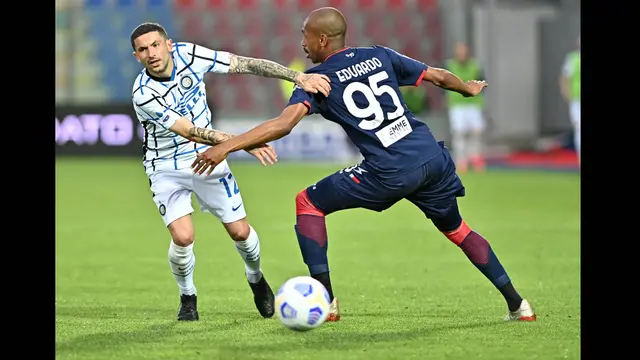 FOTO: Satu Genggaman Inter Milan di Trofi Liga Italia usai Bungkam Crotone