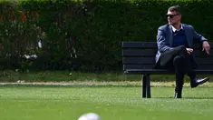 Direktur teknis AC Milan, Paolo Maldini terlihat selama sesi latihan di pusat pelatihan Milanello di Carnago, barat laut Milan, menjelang pertandingan sepak bola leg pertama perempat final Liga Champions UEFA pertandingan antara AC Milan dan SSC Napoli pada 11 April 2023. (AFP/Gabriel Bouys)