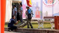 Pekerja mengecek panel listrik jelang Konser Kebangkitan Nasional dan Pencanangan HUT Jakarta ke 490 di Taman Kota Waduk Pluit, Jakarta, Jumat (19/5). HUT Jakarta ke 490 mengambil tema Beragam, Bersatu dan Melayani. (Liputan6.com/Helmi Fithriansyah)