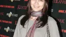 Di beberapa kesempatan, Luna selalu tampil tanpa makeup. Ia pun begitu percaya diri memerlihatkan wajah bare face nya. Saat itu ia tampil mengenakan syal dan atasan long sleeve. Kaa itu, ia sudah membawa tas Chanel hitam. [Dok. Kapanlagi.com]