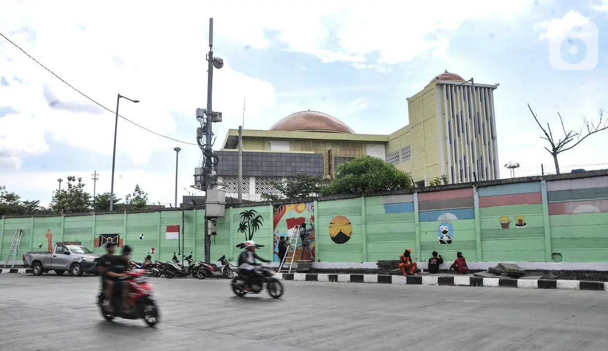 Pengendara melintas saat petugas Penanganan Prasaranan dan Sarana Umum (PPSU) menyelesaikan pembuatan mural di Jalan RE Martadinata, Tanjung Priok, Jakarta Utara, Selasa (24/5/2022). Pembuatan mural di sepanjang Jalan RE Martadinata yang dilakukan oleh petugas PPSU dari 19 kelurahan di Jakarta Utara tersebut dalam rangka menyambut balapan Formula E dan HUT ke-495 Kota Jakarta. (merdeka.com/Iqbal S Nugroho)