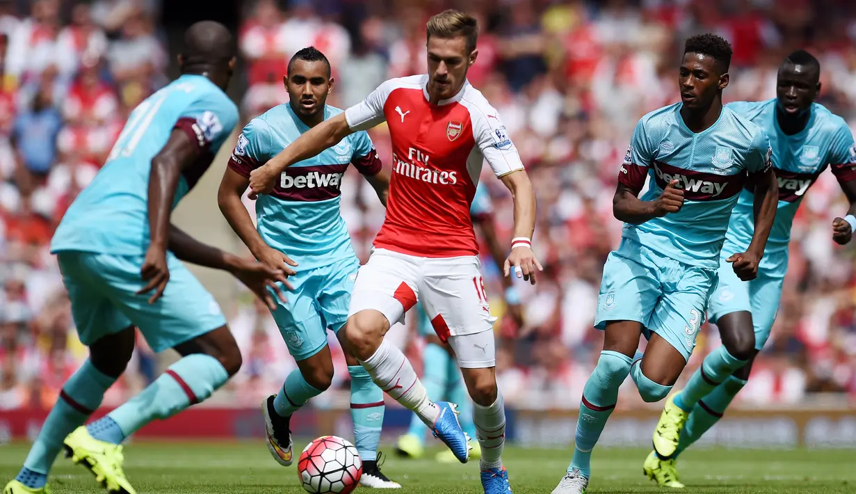 Gelandang Arsenal, Aaron Ramsey (tengah) berusaha melewati para pemain West Ham pada pertandingan Liga Primer Inggris di Stadion Emirates, London, (9/8/2015). West ham menang 2-0 atas Arsenal. (Reuters/Tony O'Brien)
