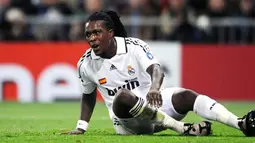 Real Madrid&#039;s defender Royston Drenthe reacts after missing a shot against Juventus during Champions League match at Santiago Bernabeu in Madrid on November 05, 2008. AFP PHOTO/PIERRE-PHILIPPE MARCOU