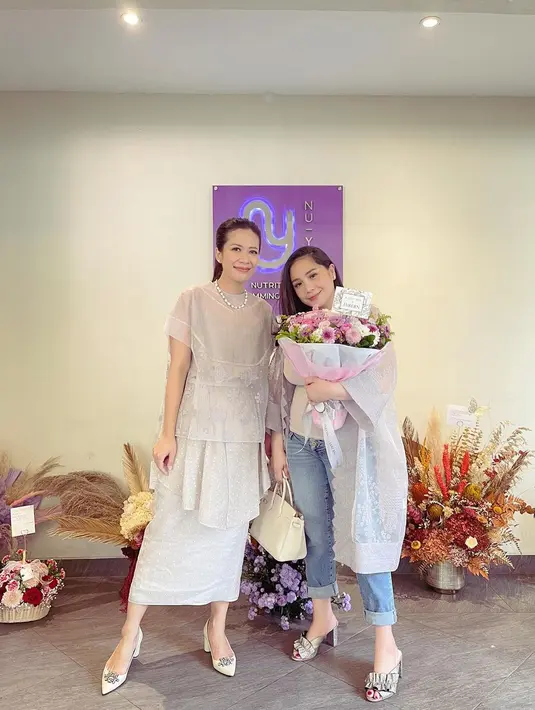 dr. Feni Nugraha juga memiliki tampilan yang sangat anggun. Gaya busananya selalu sederhana namun stylish. (Foto: Instagram/ dr. Feni Nugraha)