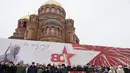 Para tamu menyaksikan parade militer yang memperingati 80 tahun kemenangan Soviet di Pertempuran Stalingrad selama Perang Dunia Kedua, di selatan kota Volgograd pada 2 Februari 2023. Pertempuran Stalingrad berkecamuk selama lebih dari enam bulan pada 1942-1943. Pihak yang menang Pertempuran Stalingrad adalah Soviet. (AFP/Stringer)