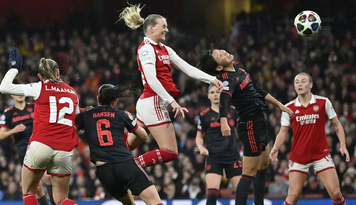 Pemain Arsenal, Stina Blackstenius (tengah) mencetak gol kedua timnya ke gawang Bayern Munchen pada laga leg kedua perempat final Liga Champions 2022/2023 di Emirates Stadium, London, 29 Maret 2023. The Gunners menang dengan skor 2-0. (AP Photo/PA/Mike Egerton)