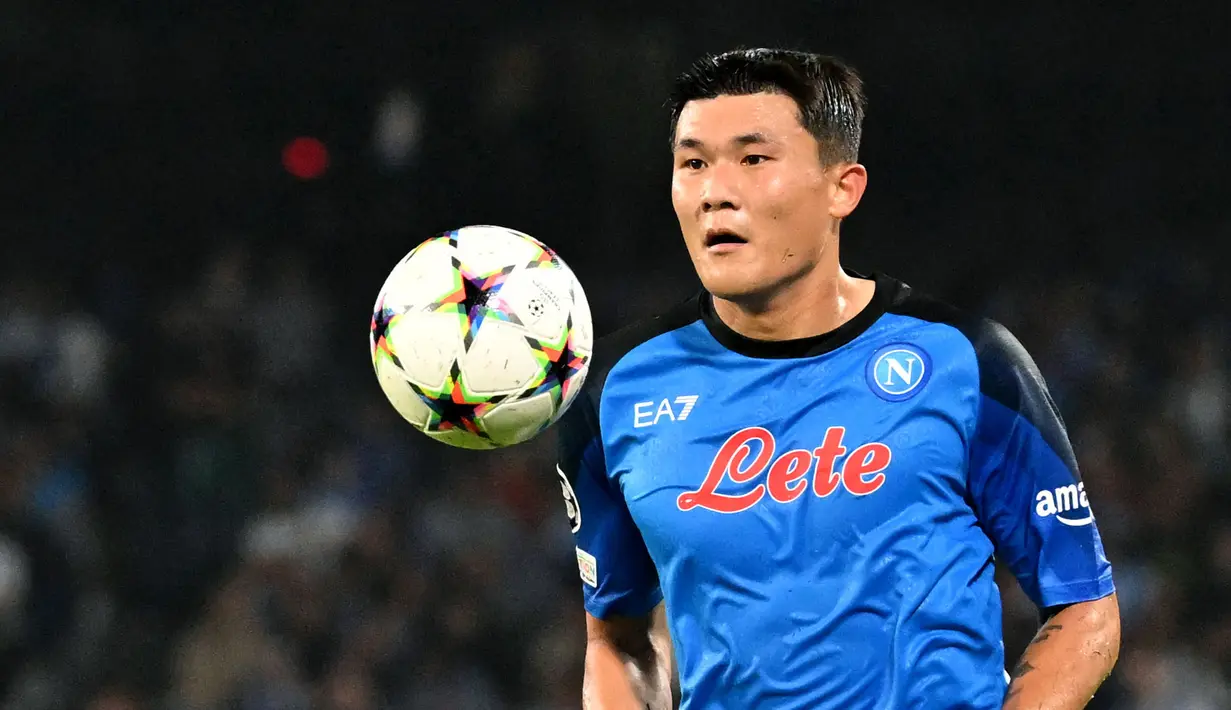 Pemain Napoli, Kim Min-jae berusaha mengontrol bola pada laga Grup A Liga Champions 2022/2023 melawan Rangers FC di Diego Armando Maradona Stadium, Naples, 26 Oktober 2022. Nilai pasar Min-jae saat ini adalah 50 juta euro. MU hingga Tottenham Hotspur dilaporkan kepincut kepada pemain asal Korea Selatan itu. (AFP/Andreas Solaro)