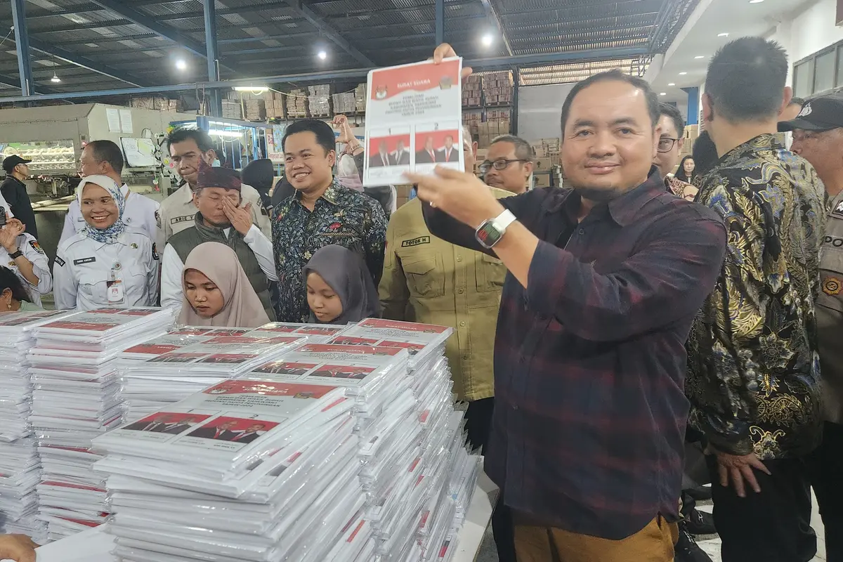 Ketua KPU RI, Mochammad Afifuddin meninjau proses pencetakan surat suara Pilkada di salah satu percetakan di wilayah Jawa Timur.