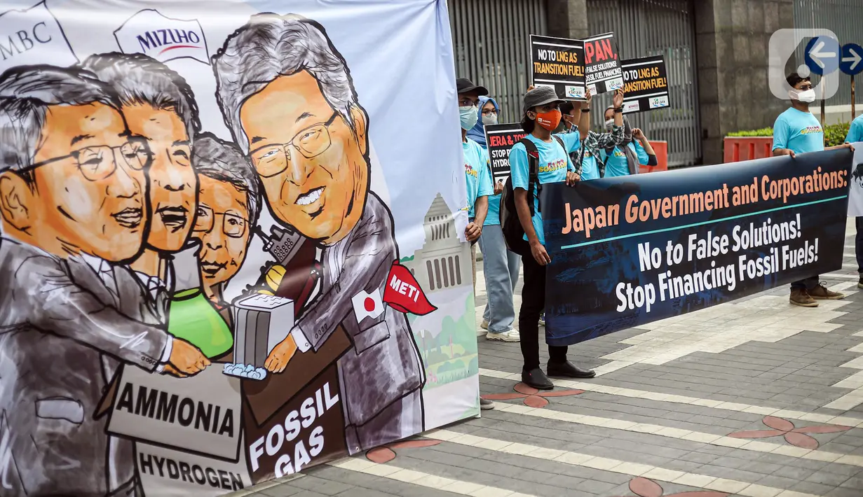 Sejumlah orang yang tergabung dalam Walhi DKI menggelar aksi di depan Kedutaan Besar Jepang, Jakarta, Rabu (3/8/2022). Aksi simbolik tersebut bertepatan dengan pertemuan Japan Energy Summit di Tokyo yang masih memberikan solusi palsu mengatasi perubahan iklim. (Liputan6.com/Faizal Fanani)
