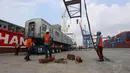 KRL yang baru datang ini akan dibawa ke Balai Yasa Manggarai untuk menjalani perakitan ulang dan pembenahan ulang interior dan eksterior. (Liputan6.com/Faizal Fanani) 