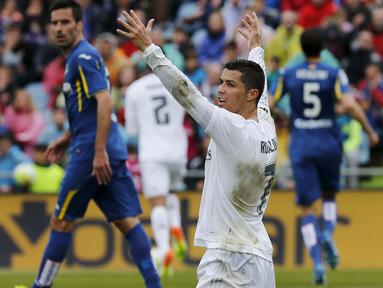 Pemain Real Madrid, Cristiano Ronaldo saat memprotes wasit saat terjatuh melawan Getafe apada lanjutan La Liga Spanyol di Stadion Colisseum Alfonso Perez, Getafe, Sabtu (16/4/2016) malam WIB. ( REUTERS/Sergio Perez)