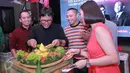Personel Band The Rain memotong tumpeng saat rilis album ke-6 bertajuk "Jabat Erat", Jakarta, Rabu (14/9). Di album ke-6 mereka bereksperimen dengan musik pop yang retro. (Liputan6.com/Herman Zakharia)