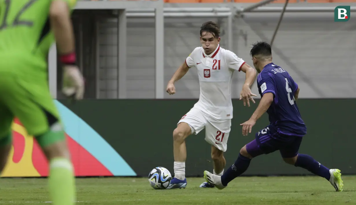 <p>Pemain Timnas Polandia U-17, Marcel Regula (kiri) menguasai bola dibayangi pemain Timnas Argentina U-17, Juan Villalba pada laga ketiga Grup D Piala Dunia U-17 2023 di Jakarta International Stadium (JIS), Jakarta Utara, Jumat (17/11/2023). (Bola.com/Ikhwan Yanuar)</p>