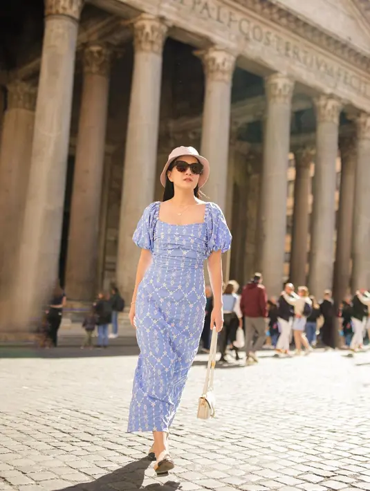 Di momen lain, Shandy tak kalah menawan mengenakan slim fit dress warna biru dengan puff sleeve.