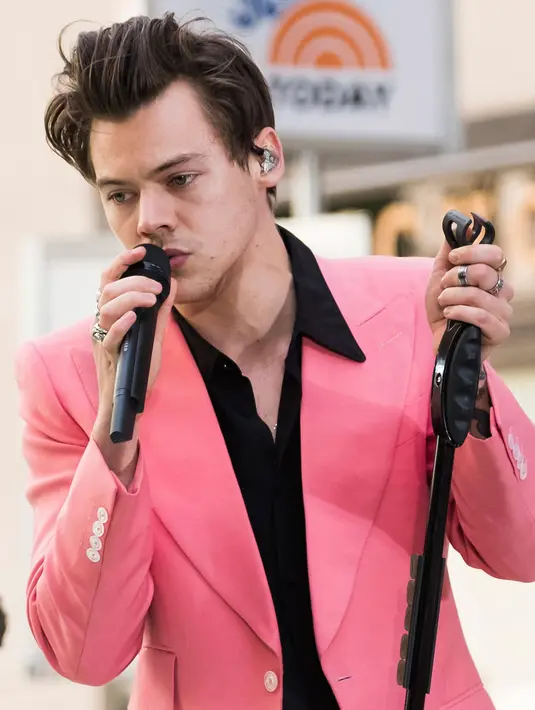 Penampilan Harry Styles saat menghibur penonton di acara NBC "Today" di Rockefeller Plaza, New York (9/5). Mantan kekasih Taylor Swift ini menyuguhkan dua lagu terbarunya, Ever Since New York dan Carolina. (Charles Sykes/Invision/AP)