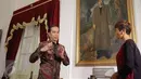 Presiden Jokowi (kiri) berbincang selama Wawancara khusus di Istana Merdeka, Jakarta, Jumat (16/10/2015). Wawancara berhubungan dengan Pemerintahan Jokowi-JK genap berusia satu tahun pada 20 Oktober 2015 nanti. (Liputan6.com/Faizal Fanani)