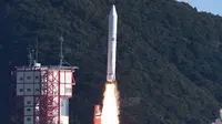 Roket Epsilon-4 diluncurkan dari pusat luar angkasa Uchinoura oleh Badan Eksplorasi Luar Angkasa Jepang (JAXA) di Prefektur Kaghoshima, 18 Januari 2019 (AFP)