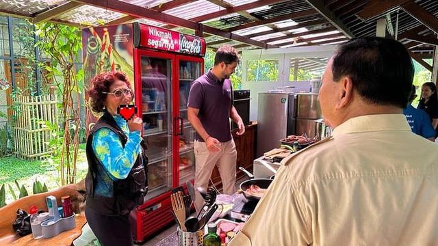 Saat Berkunjung ke Rumah Eks Menteri Kelautan dan Perikanan RI, Calon Presiden dari Partai Gerindra, Prabowo Subianto Menasehati Susi Pudjiastuti agar Berhenti Merokok . (Foto: Dok. Instagram @susipudjiastuti115)