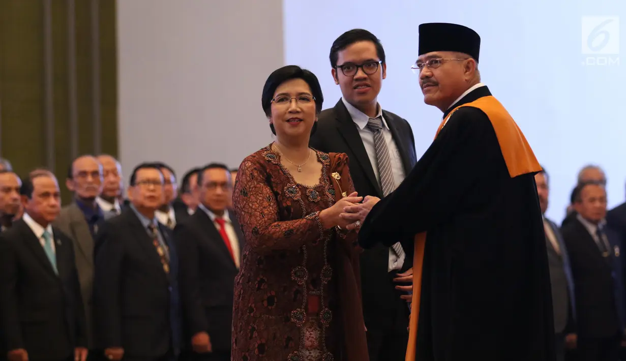 Ketua Mahkamah Agung Muhammad Hatta Ali (kanan) memberi selamat kepada Destry Damayanti usai melantiknya sebagai Deputi Gubernur Senior Bank Indonesia (BI) di Gedung MA, Jakarta, Rabu (7/8/2019). Destry dilantik menjadi Gubernur Senior BI periode 2019-2024. (Liputan6.com/Angga Yuniar)