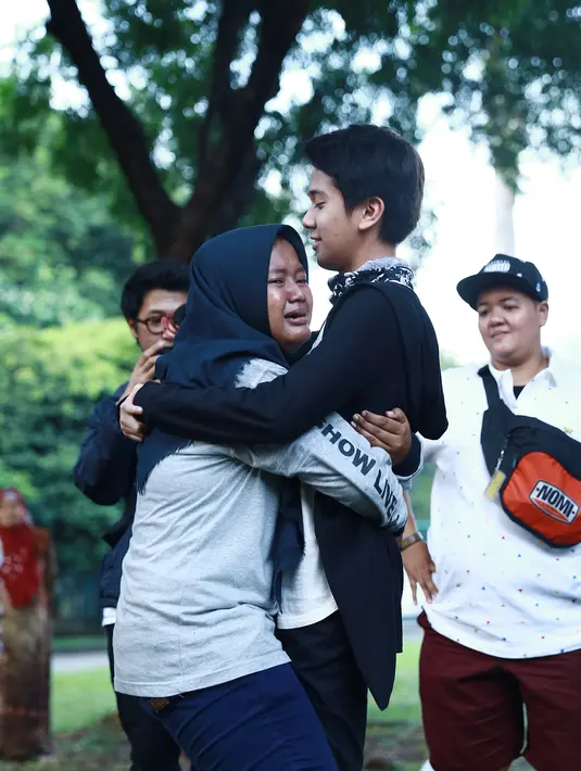 Isak tangis warnai gathering fans setia pada grup yang telah lima tahun mewarnai kecah musik Indonesia itu. Terlihat Iqbaal mencoba menenangkan para fans-nya. (Galih W. Satria/Bintang.com)
