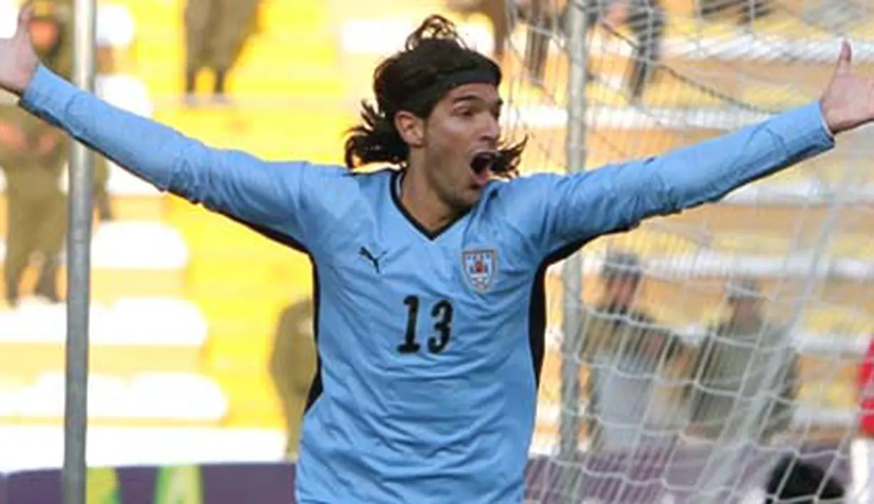 Uruguay's Sebastian Abreu celebrates after scoring against Bolivia on October 14, 2008 at Hernando Siles stadium in La Paz, during their FIFA World Cup South Africa-2010 South American qualifying match. The match ended in a 2-2 tie. AFP PHOTO/Javier 