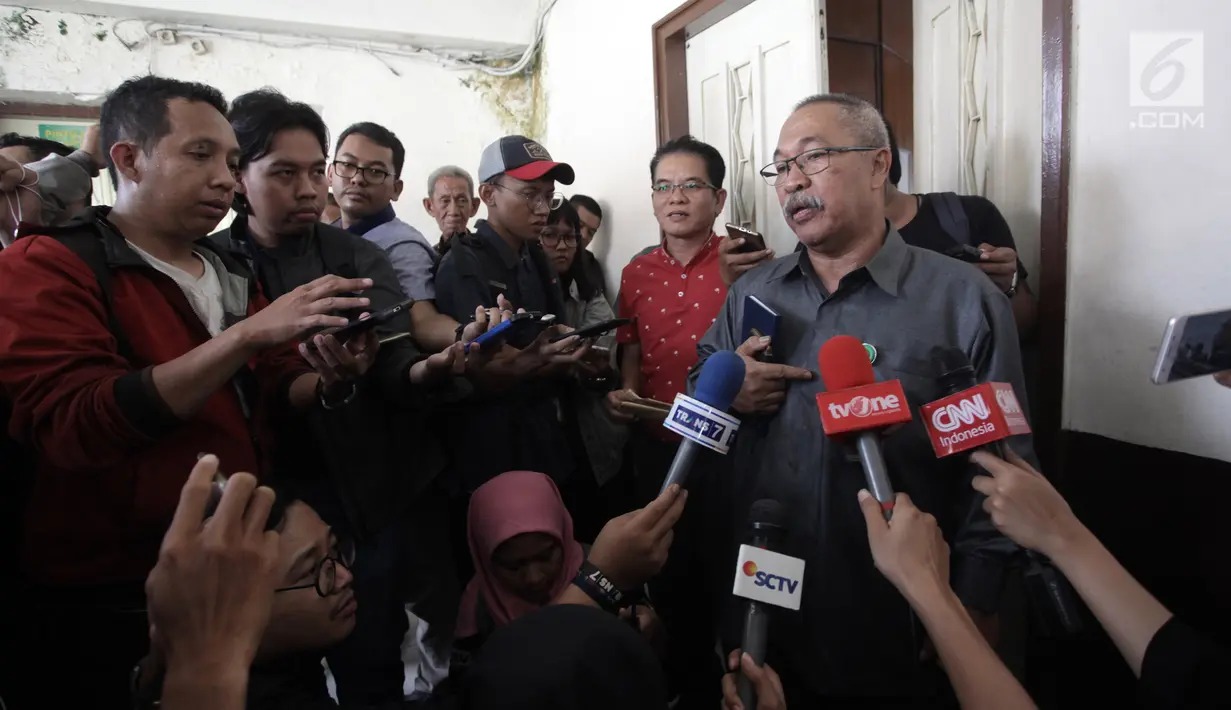 Humas PN Jakarta Utara Jootje Sampaleng memberi keterangan kepada awak media di PN Jakarta Utara, Senin (8/1). PN Jakarta Utara menyatakan telah menerima surat gugatan cerai Ahok kepada istrinya Veronica Tan. (Liputan6.com/Arya Manggala)