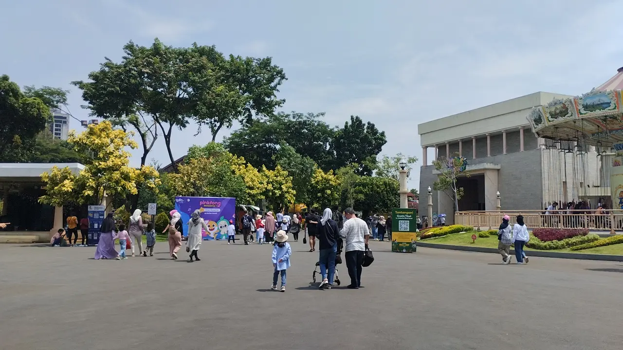 Pengunjung di kawasan Ancol, Jakarta Utara, pada hari terakhir cuti bersama Hari Raya Idul Fitri 1444 H, Selasa (25/4/2023).