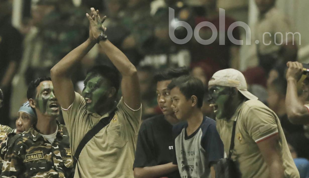 Sejumlah Suporter PS TNI yang mayoritas Tentara menyaksikan langsung laga PS TNI kontra PSM Makassar pada laga Liga 1 Indonesia di Stadion Pakansari, Bogor (15/05/2017). PS TNI menang 2-1. (Bola.com/M Iqbal Ichsan)