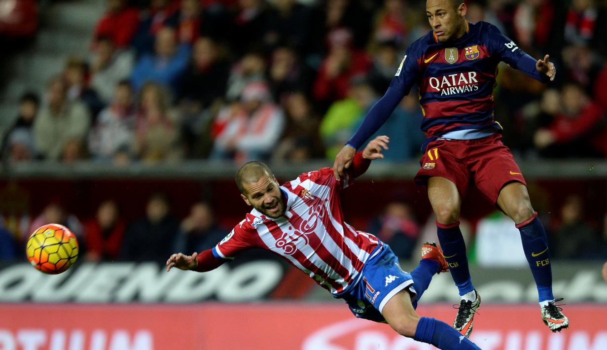 Pemain Barcelona, Neymar (kanan), berebut bola dengan pemain Sporting Gijon, Alberto Lora, dalam lanjutan La Liga di Stadion El Municipal Molinon, Gijon, Kamis (18/2/2/2016) dini hari WIB. Barcelona menang 3-1 atas Gijon. (AFP/Miguel Riopa)