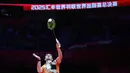 Sementara, kemenangan atas Jonatan Christie membuat Christo Popov mengukuhkan posisinya di papan atas Grup A. Tampak dalam foto, tunggal putra Prancis, Christo Popov saat bertanding melawan Jonatan Christie (Indonesia) pada pertandingan ketiga babak penyisihan grup BWF World Tour Finals 2025 yang berlangsung di Hangzhou Olympics Sports Centre Gymnasium, China, Jumat (19/12/2025). (Jade Gao/AFP)