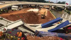 Girder proyek pembangunan Jalan Tol Depok-Antasar menimpa truk proyek, di Jalan TB Simatupang, Jakarta, Selasa (2/1). Girder ambruk diduga akibat tersenggol alat berat yang berada di lokasi pembangunan. (Liputan6.com/Immanuel Antonius)