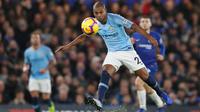 Gelandang Manchester City, Fernandinho, melepaskan umpan saat melawan Chelsea pada laga Premier League di Stadion Stamford Bridge, London, Minggu (9/12). Chelsea menang 2-0 atas City. (AFP/Adrian Dennis)