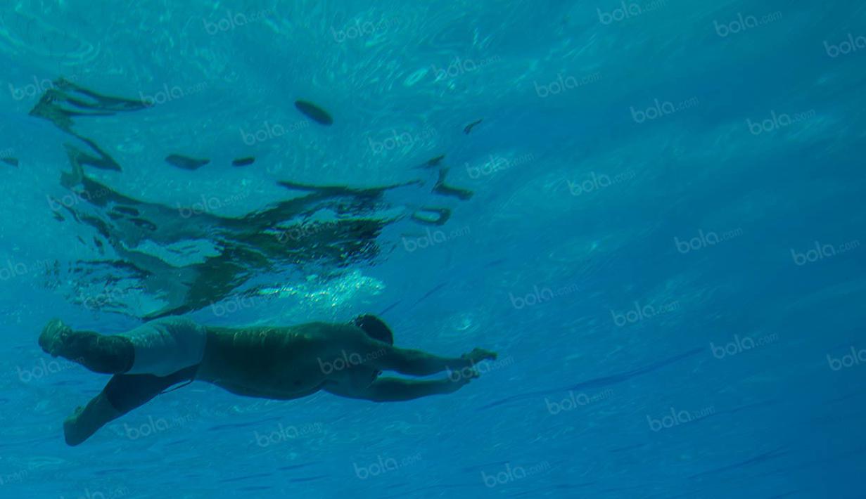 Perenang Jawa Tengah, Aries Wibawa, melakukan pemanasan sebelum tampil untuk nomor 100 meter gaya dada pada Peparnas XVI di Kolam Renang UPI, Bandung, Kamis (20/10/2016). (Bola.com/Vitalis Yogi Trisna)