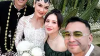Nagita Slavina mengenakan dress hijau, ia hadir dengan Raffi Ahmad di pernikahan Luna Maya. [@raffinagita1717]