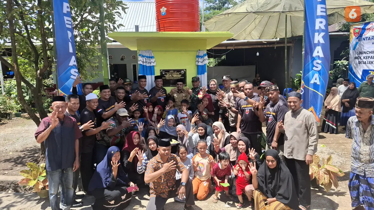 Pemberian bantuan di Desa Lekopancing (Liputan6.com/Fauzan)