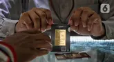 Karyawan melayani calon pembeli emas di Galeri 24 Pegadaian, Jakarta, Rabu (14/5/2025). (Liputan6.com/Angga Yuniar)