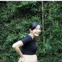 Kirana Larasati mengunggah foto hamilnya pada 4 April lalu. Terlihat dari foto itu ada tato cukup besar diperut bawahnya. (Instagram/@kiranalarasati)