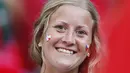 Suporter cantik ini tersenyum saat menanti laga timnya pada grup D Piala Eropa 2016 melawan Kroasia di Stade Geoffroy-Guichard, Saint-Etienne, prancis, (17/6/2016). (REUTERS/Jason Cairnduff)