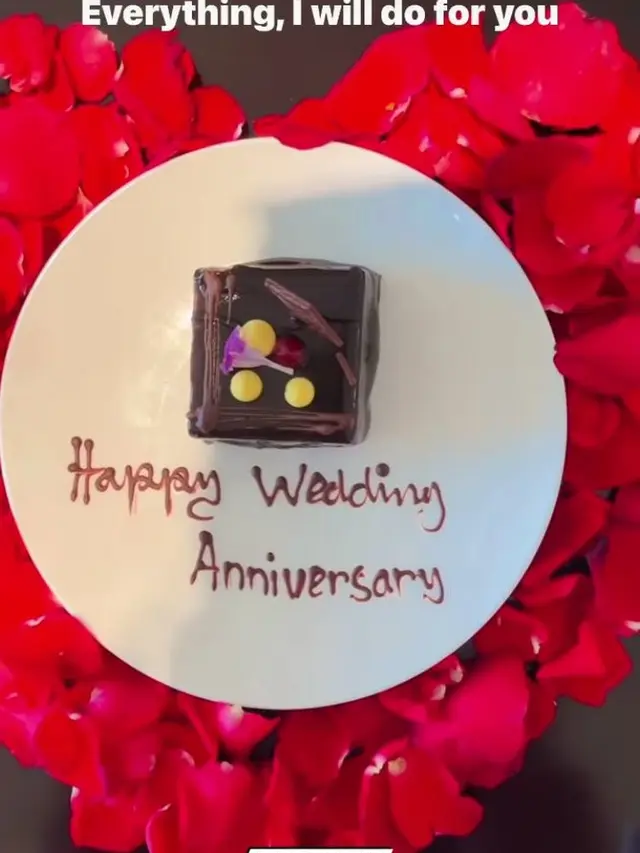 Terpaut Usia 18 Tahun, Ini 6 Momen Bunga Zainal dan Suami Rayakan Anniversary