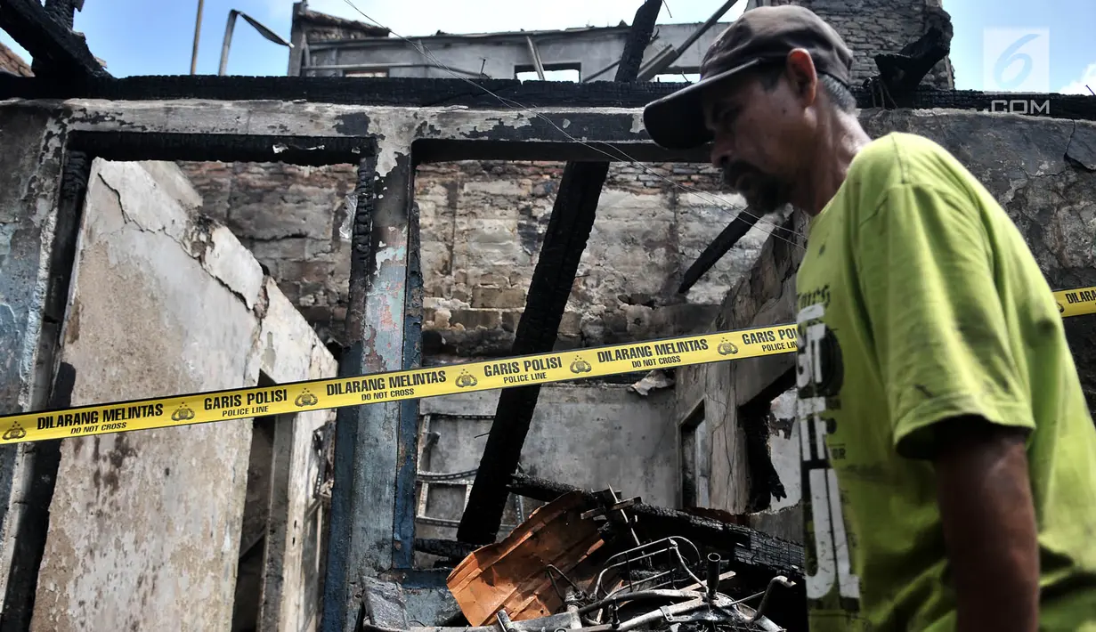 Garis polisi terpasang di depan rumah yang merupakan titik awal kebakaran di kawasan Krukut, Tamansari, Jakarta, Selasa (26/2). Sedikitnya 30 rumah di 4 RT hangus setelah api membakar kawasan padat penduduk tersebut. (Merdeka.com/Iqbal S Nugroho)
